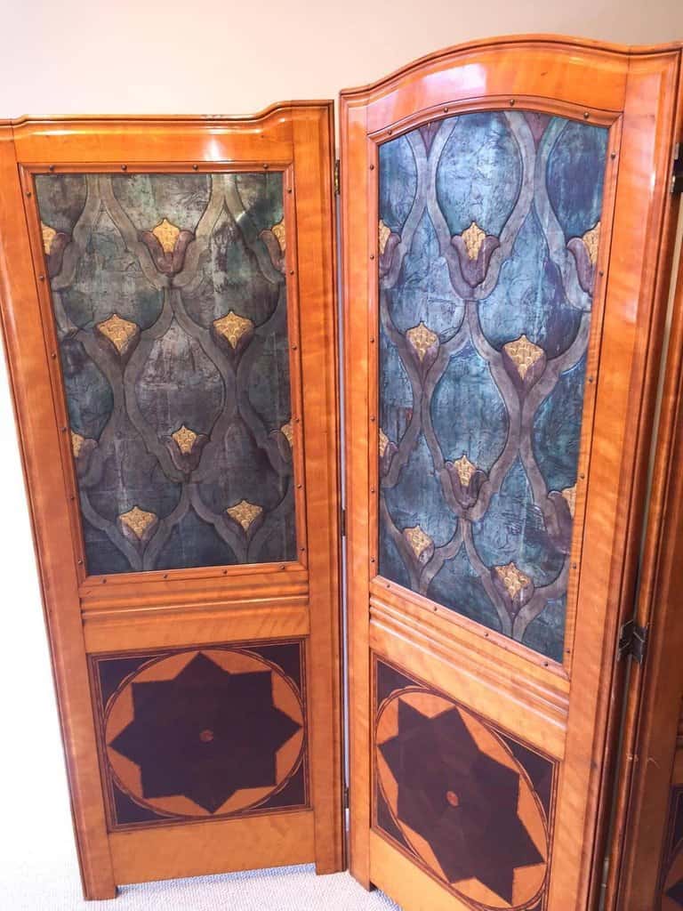 An Art Nouveau Satinwood and Embossed Leather Three-Fold Dressing Screen - Image 3