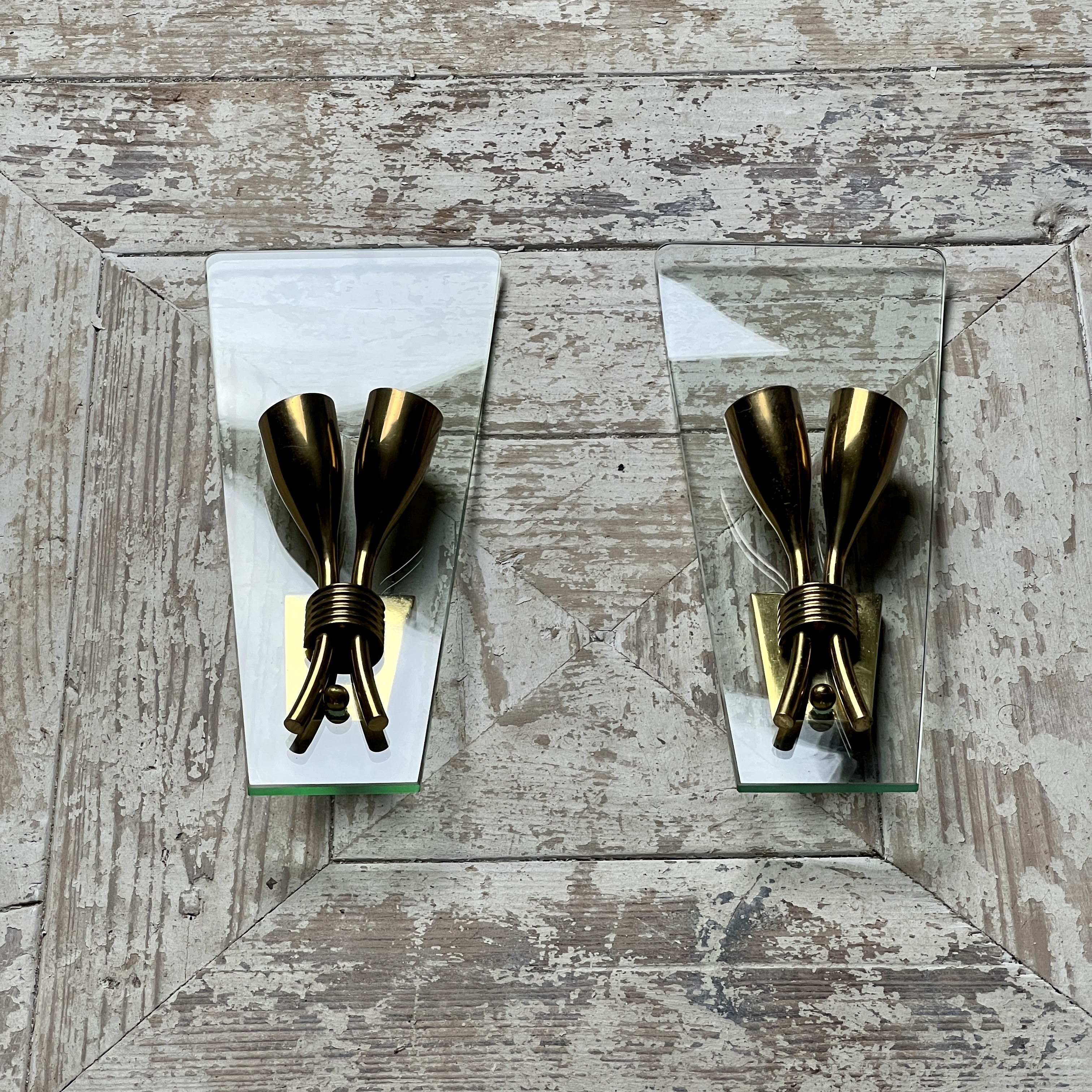 Pair Of 1950S Italian Mid-Century Modern Curved Glass Wall Light Sconces - Image 9