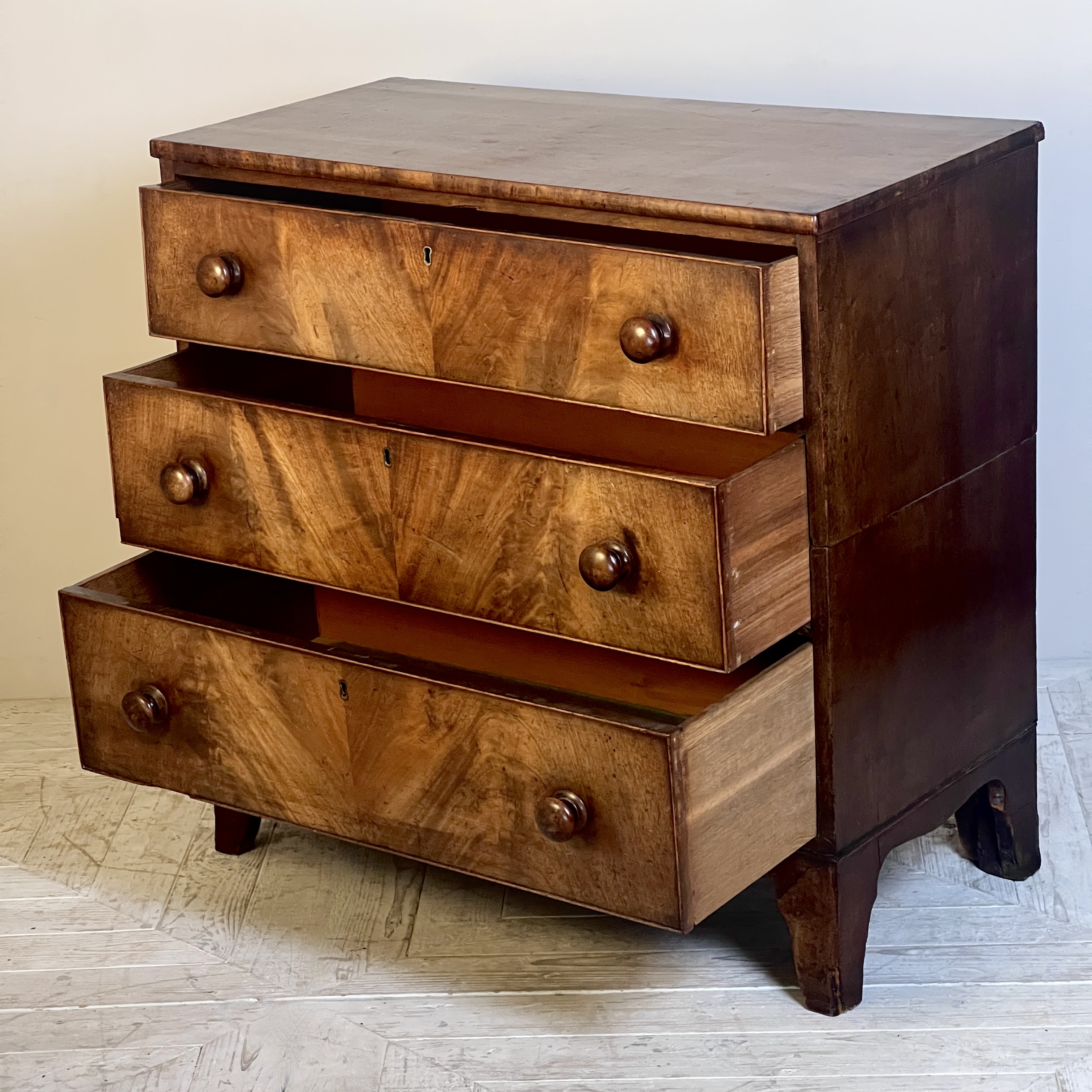 Small Georgian Mahogany And Oak Chest Of Drawers - Image 3