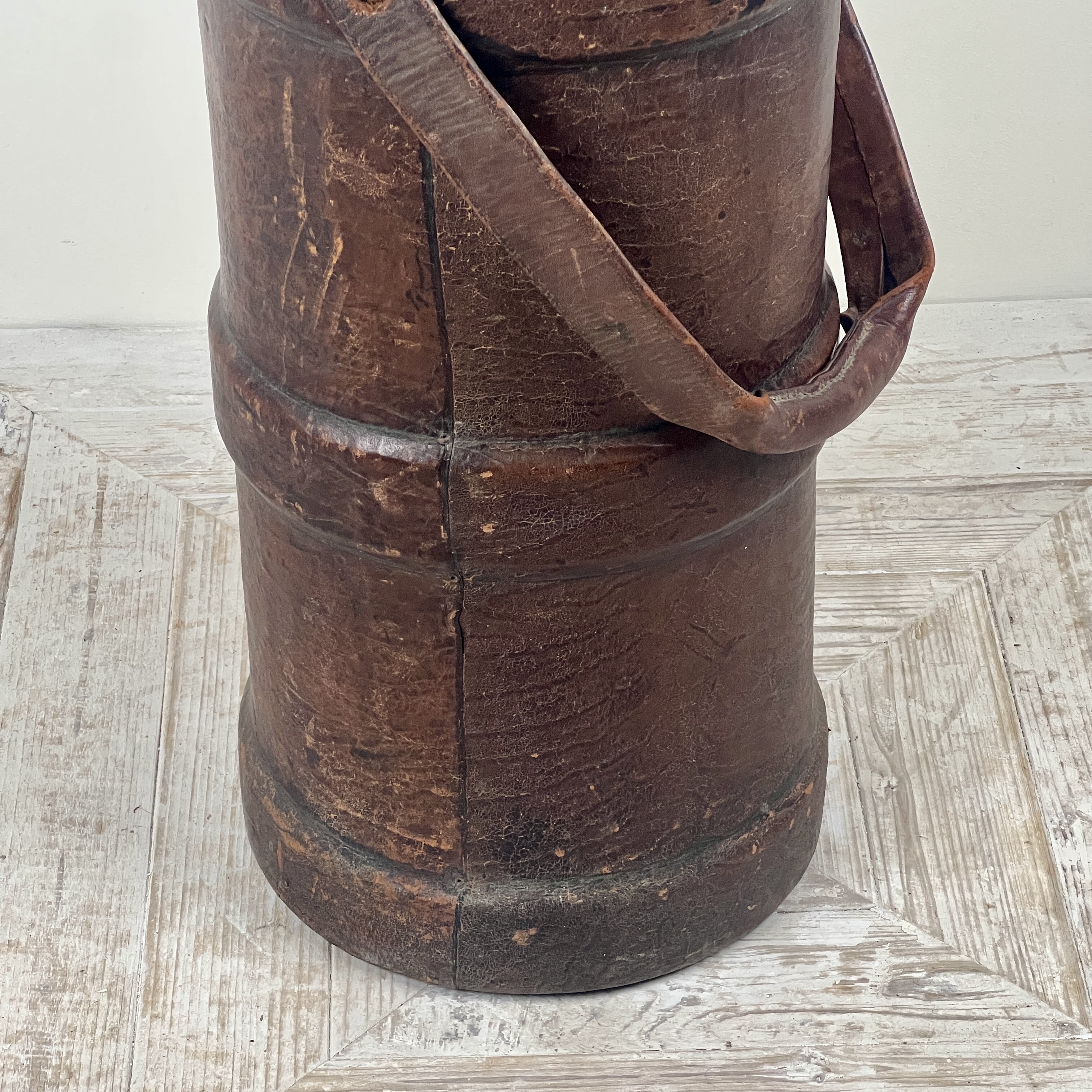 A Large First World War Leather Shell Carrier Stick Stand - Image 4