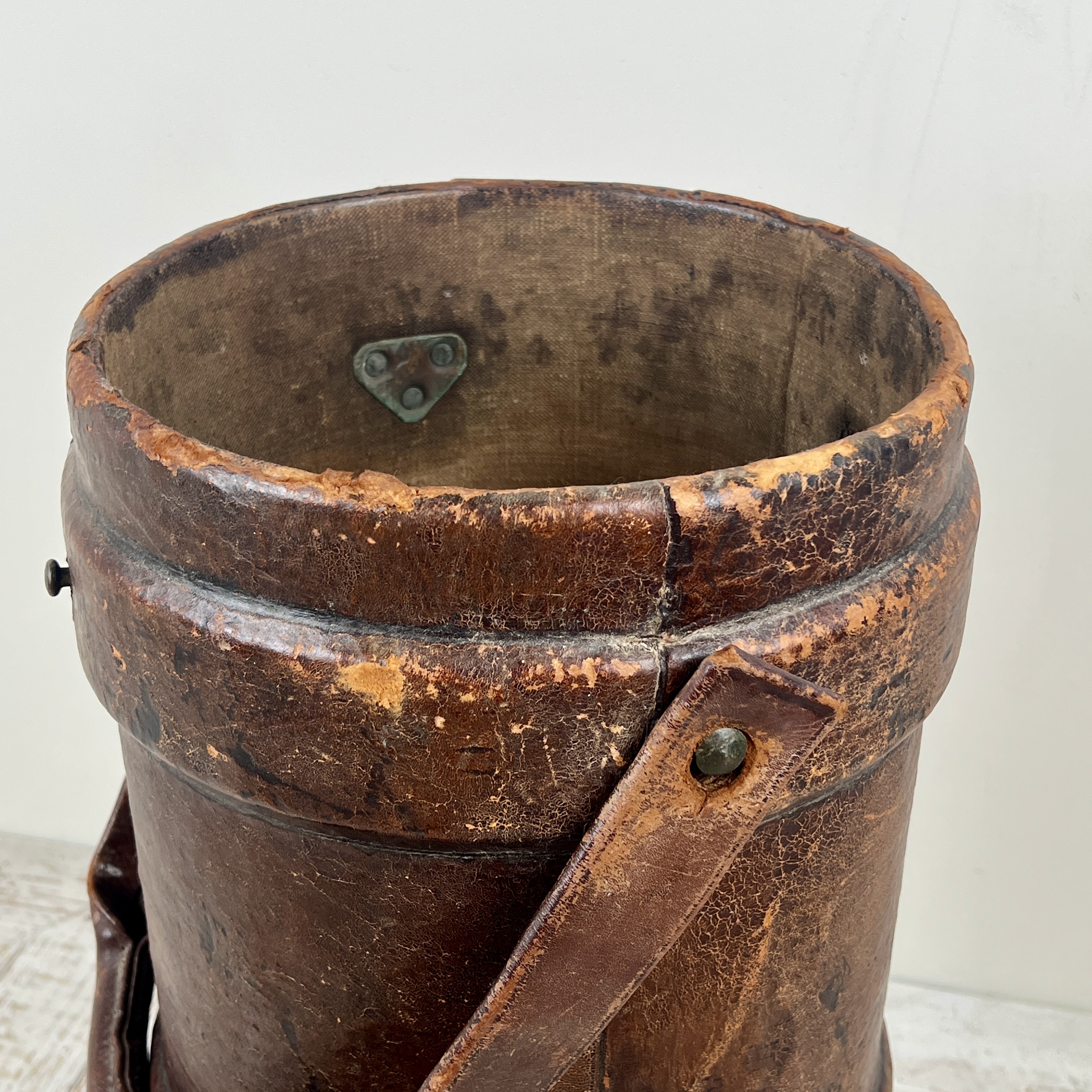 A Large First World War Leather Shell Carrier Stick Stand - Image 6
