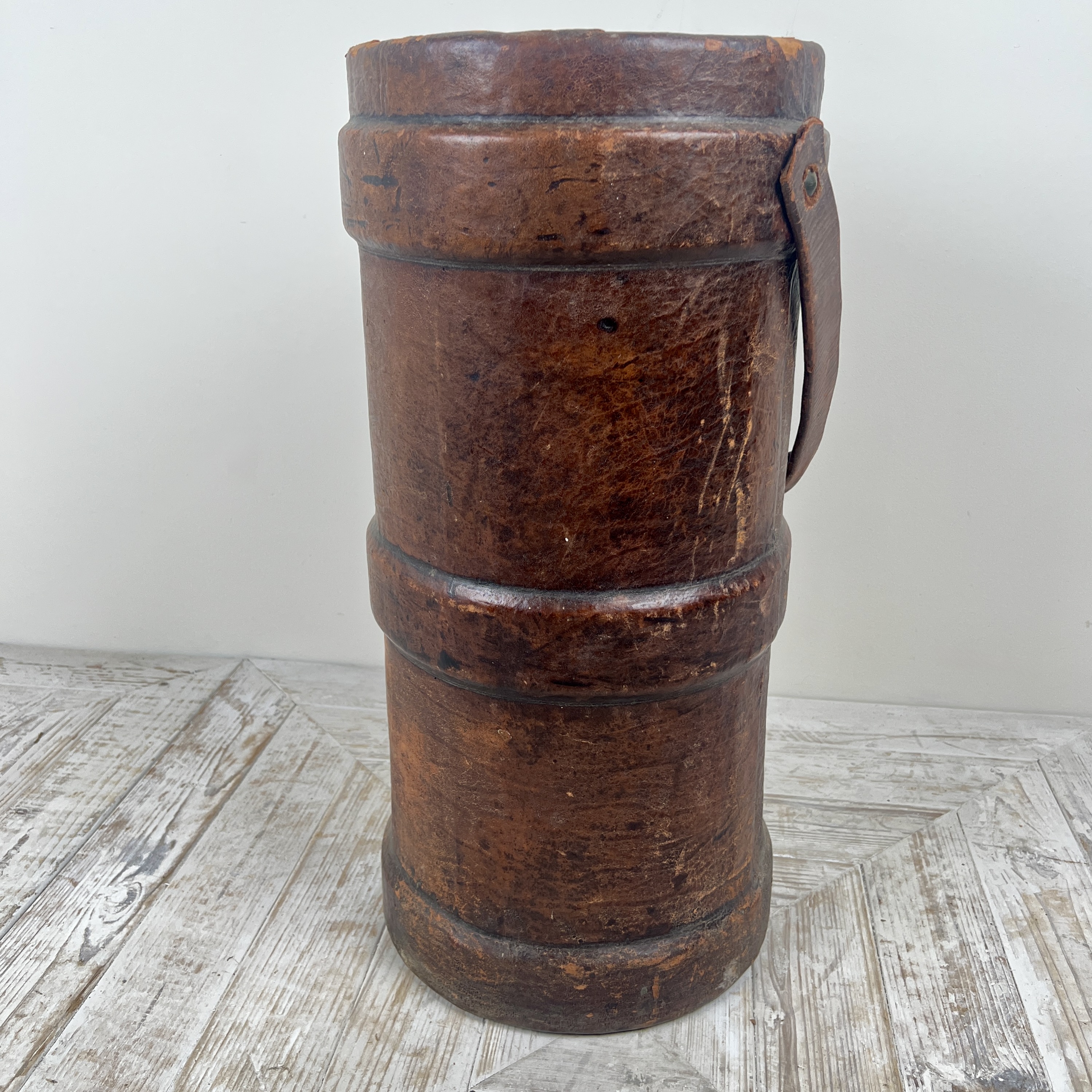 A Large First World War Leather Shell Carrier Stick Stand - Image 7