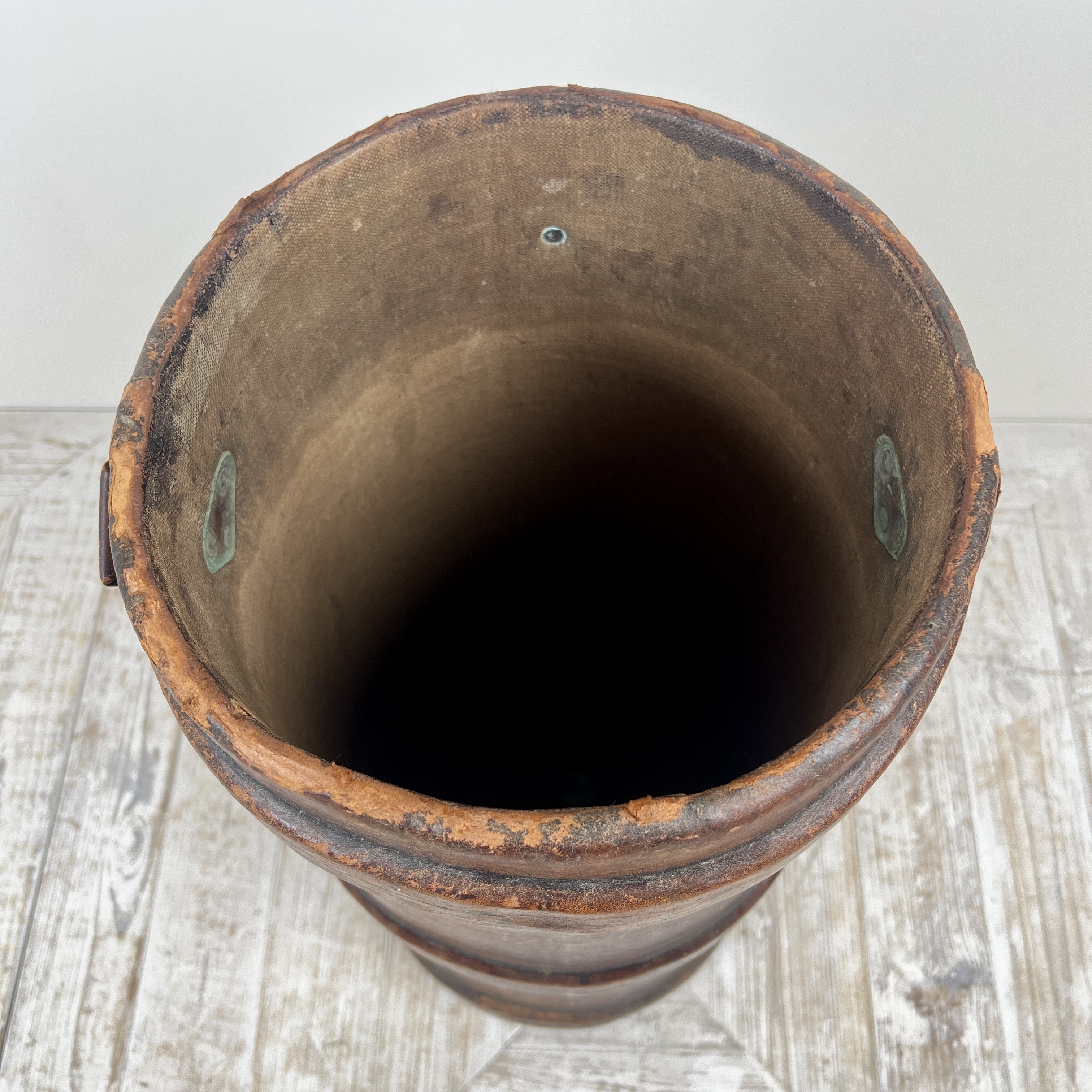 A Large First World War Leather Shell Carrier Stick Stand - Image 8
