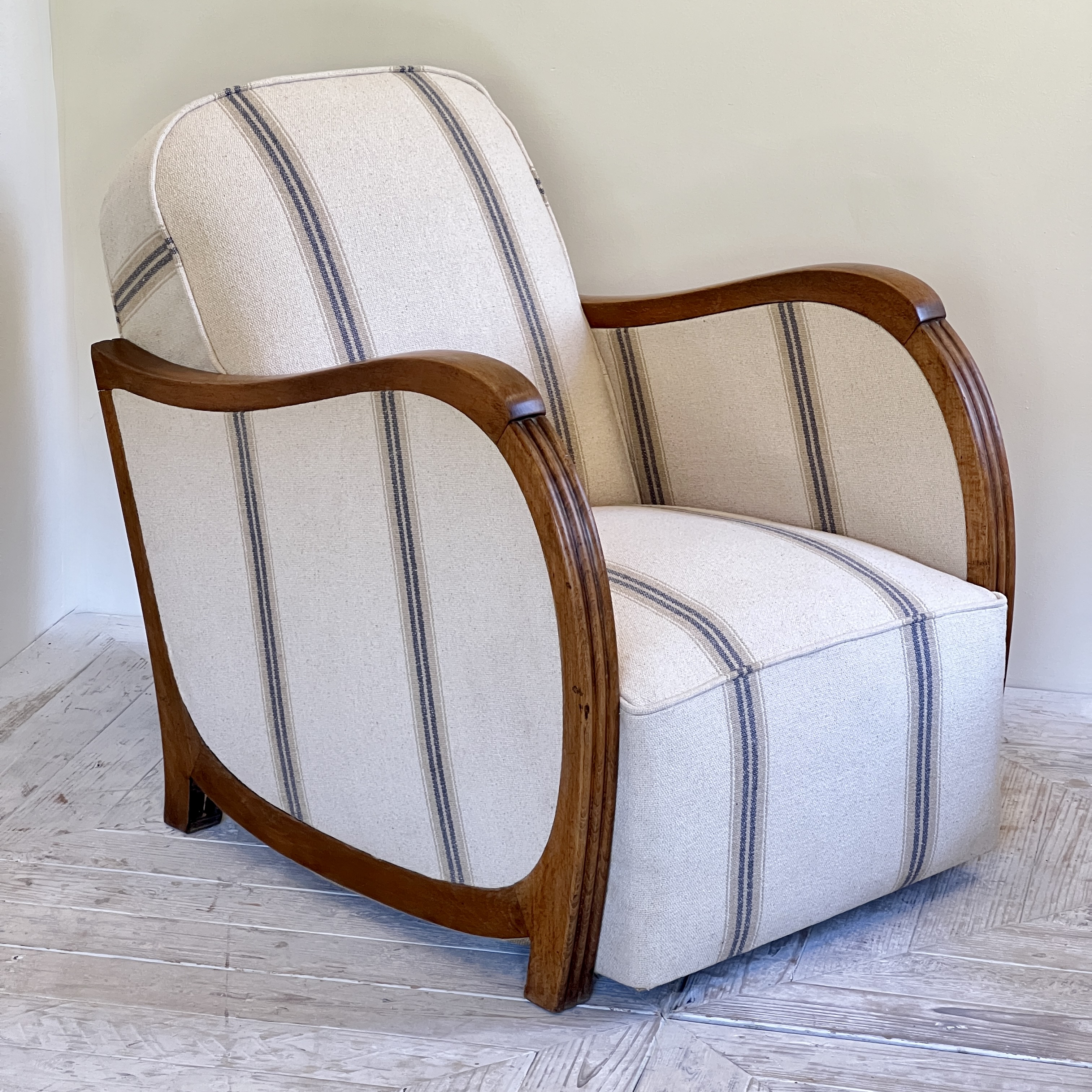 A Pair Of French Art Deco Linen Upholstered Armchair - Image 4