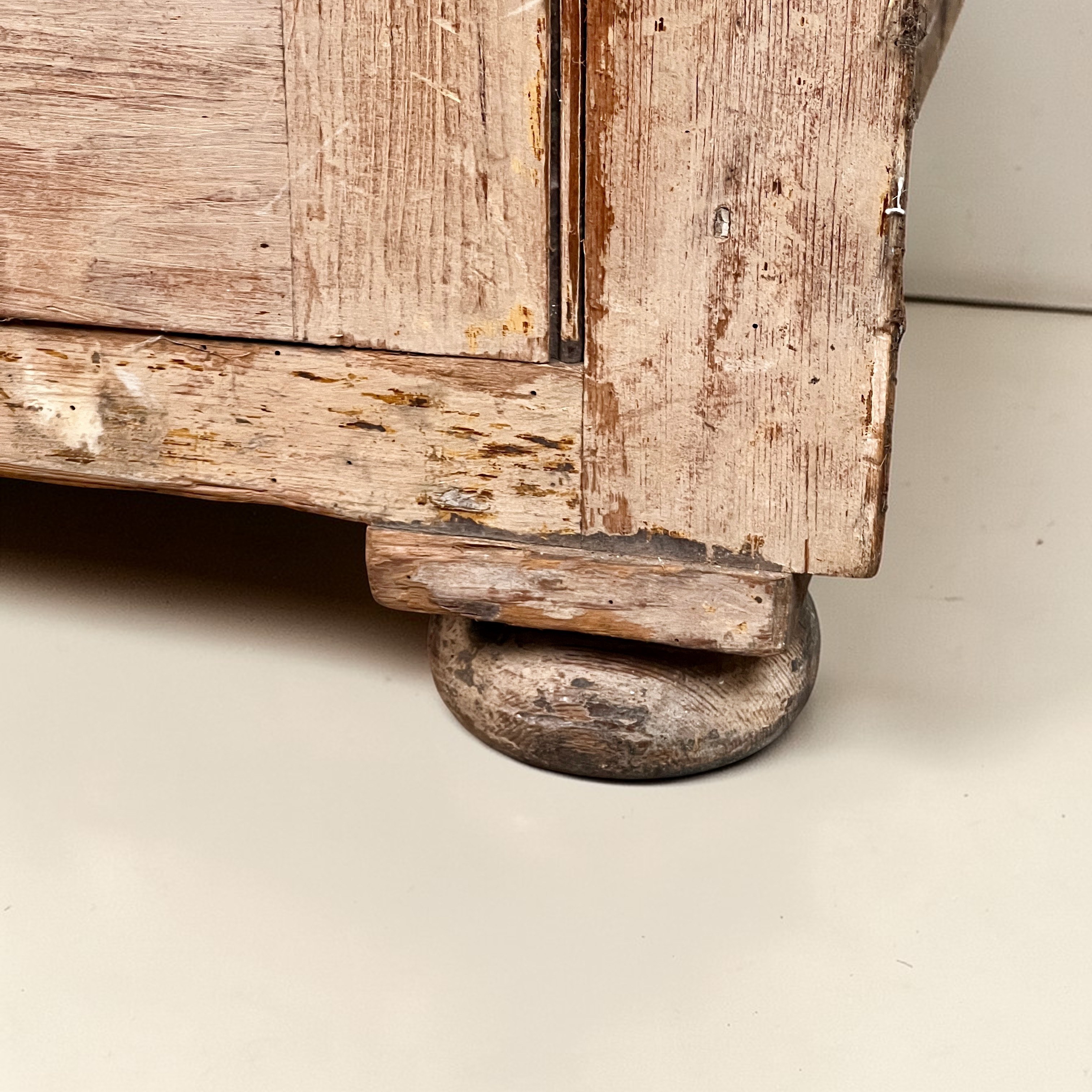 A Large 19th Century Stripped Pine Housekeeper's Cupboard - Image 8