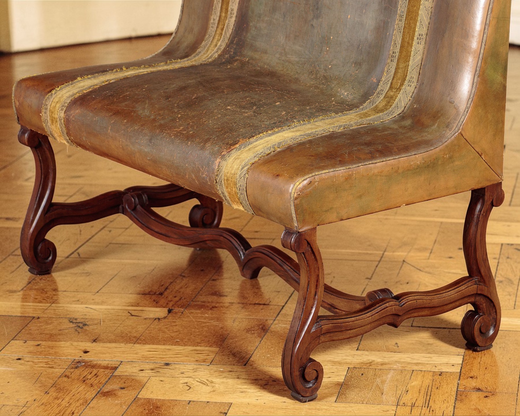 French Belle Époque Leather Banquette Sofa Circa 1900, With Velvet Trim - Image 5