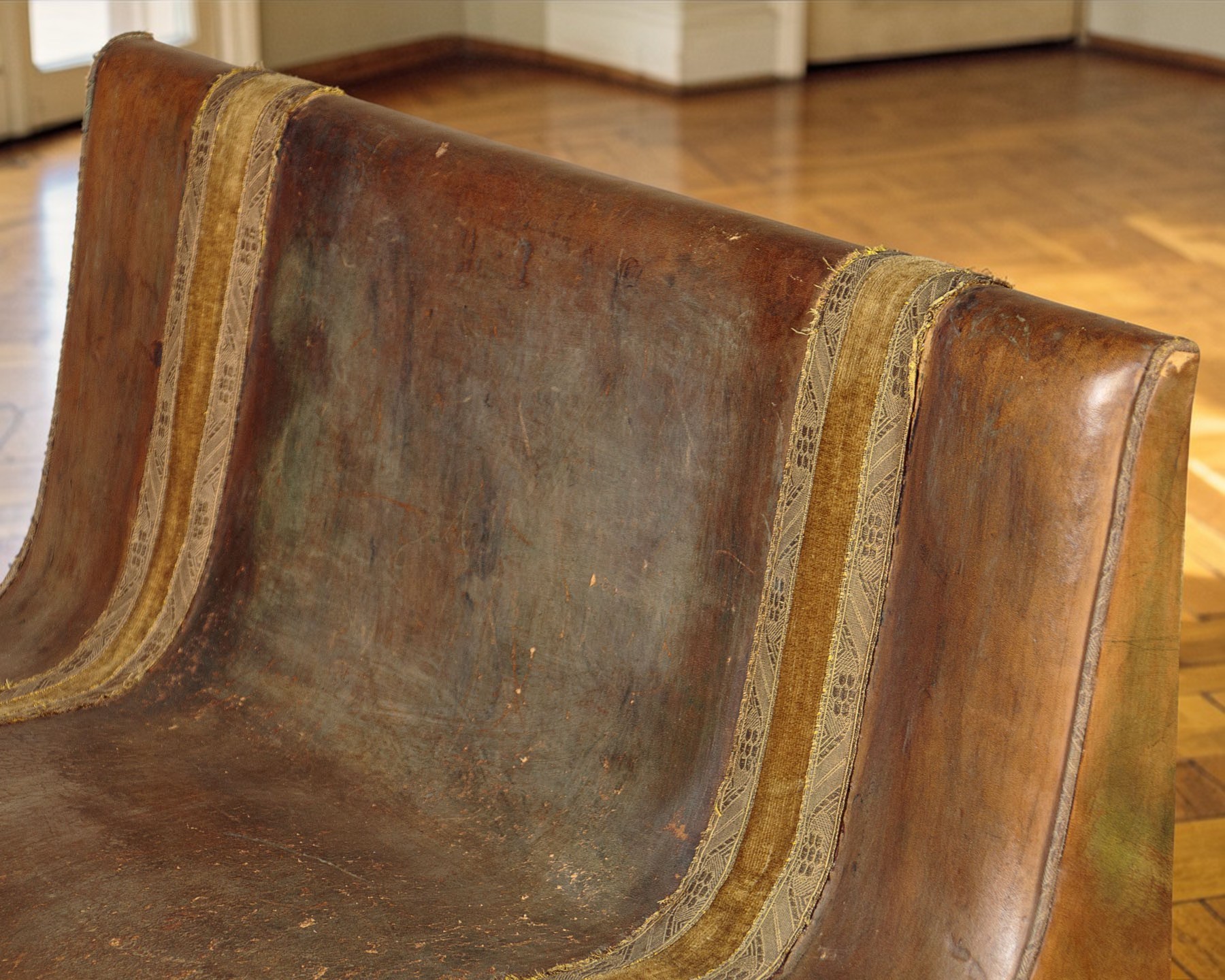 French Belle Époque Leather Banquette Sofa Circa 1900, With Velvet Trim - Image 7