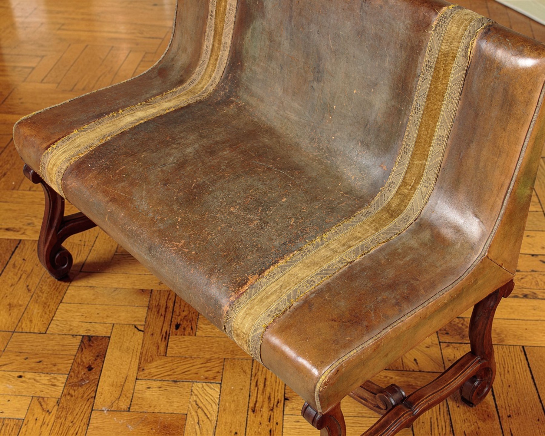 French Belle Époque Leather Banquette Sofa Circa 1900, With Velvet Trim - Image 6
