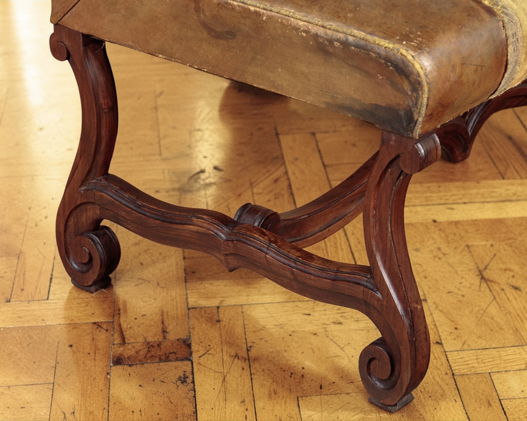 French Belle Époque Leather Banquette Sofa Circa 1900, With Velvet Trim - Image 8