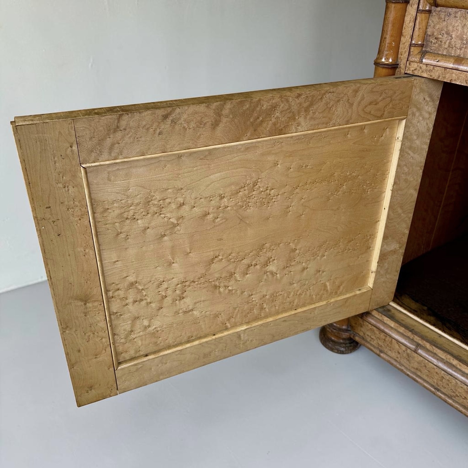 French Faux‑Bamboo Bird’s‑Eye Maple Marble Washstand, c.1890 - Image 7