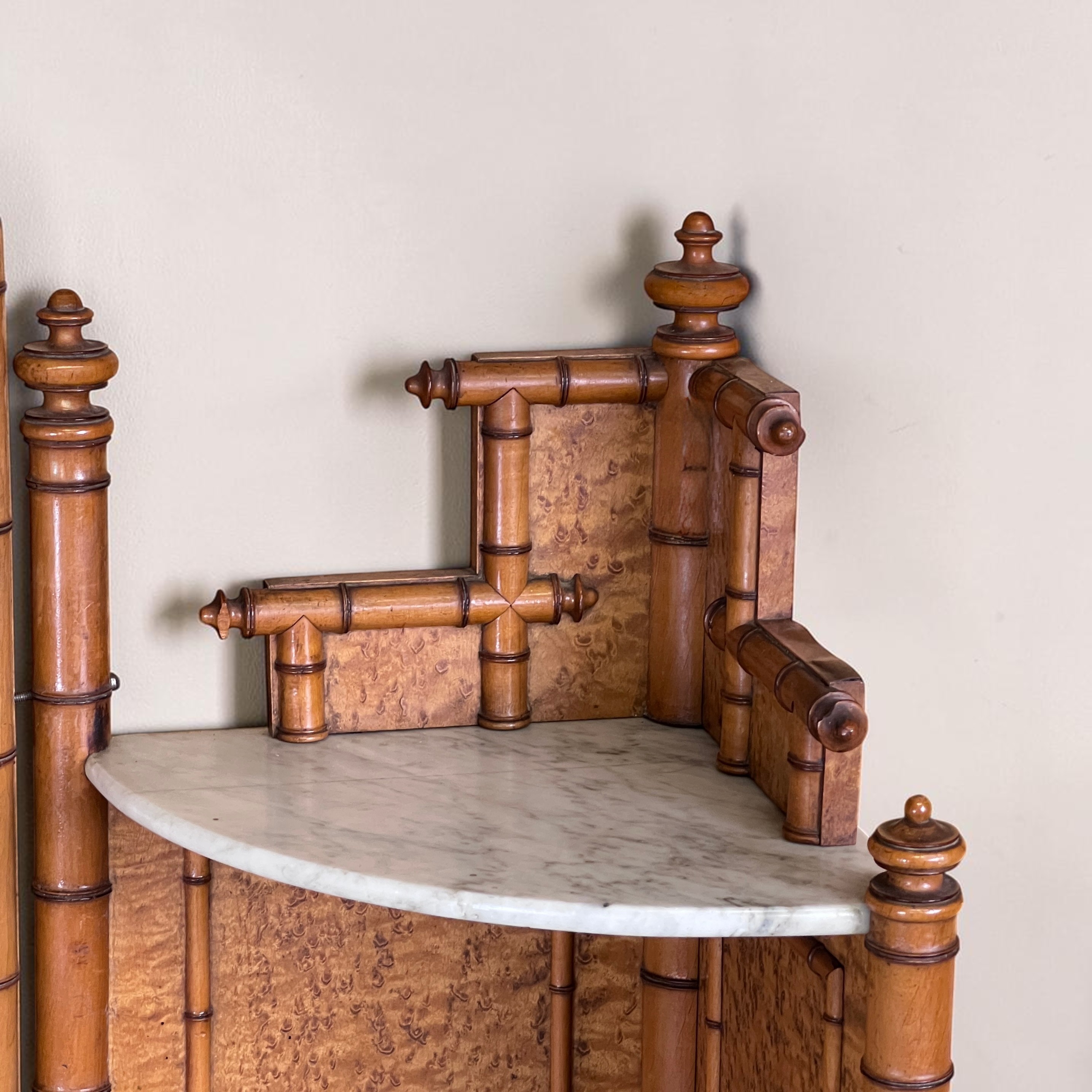 French Faux‑Bamboo Bird’s‑Eye Maple Marble Washstand, c.1890 - Image 5